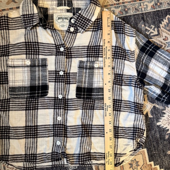American Eagle Women’s Black & White Plaid Flannel Cropped Button Down Size M - Picture 9 of 10